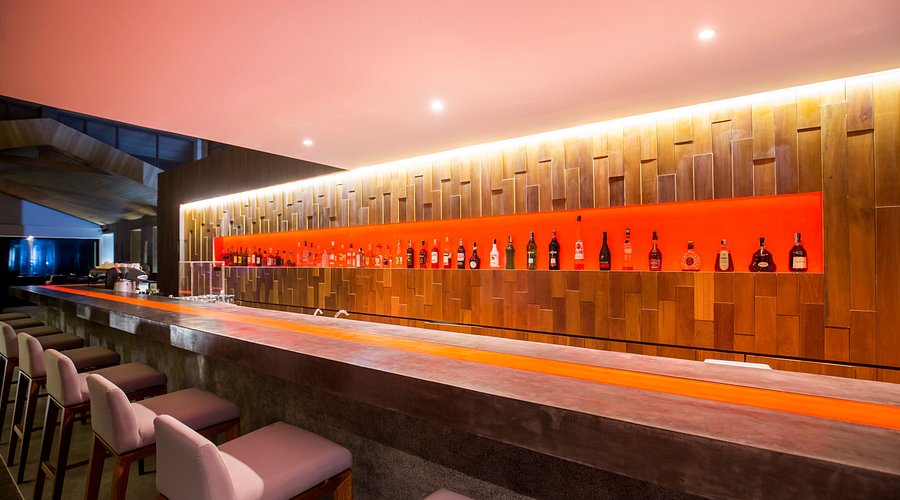 Bar & Lounge